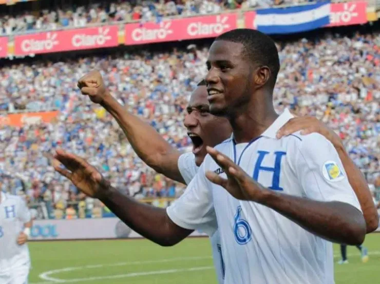 Un sonriente Juan Carlos García celebra tras marcar el 1-1 ante Estados Unidos con una chilena fantásica (Fuente: La Prensa)