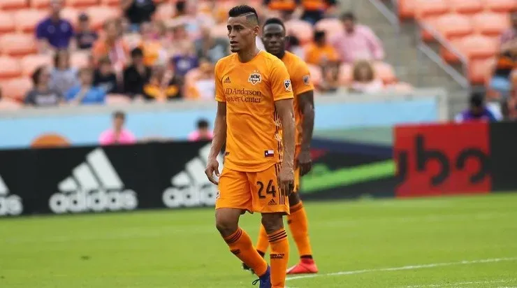 Cerén tuvo que ser retirado del campo por una molestia en su rodilla.