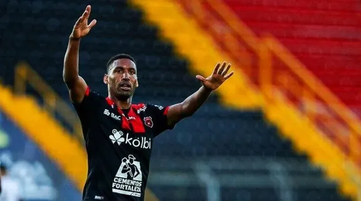 Marcel Hernández volvió a jugar contra San Carlos. (LDAcr)