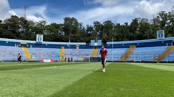 Saprissa reconociendo el terreno del Doroteo Flores (Saprissa Oficial)