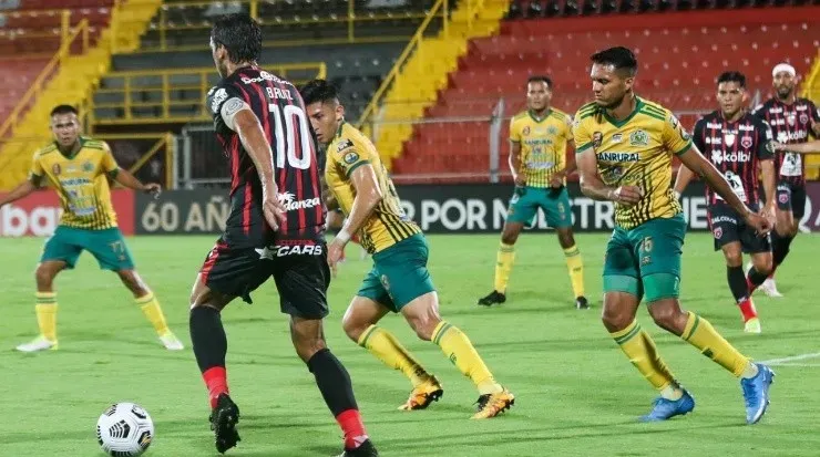 Bryan Ruíz conduce la pelota ante el Guastatoya (LDA Oficial)