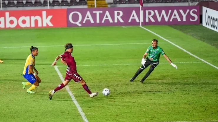 Christian Bolaños define el segundo tanto para Saprissa ante Santa Lucía. (Saprissa Oficial)