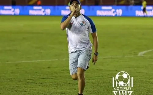 Uno de los fanáticos que ingresó a la cancha (NOTIFUT).