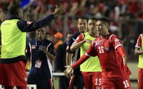 Rolando Blackburn celebra su anotación (FEPAFUT)