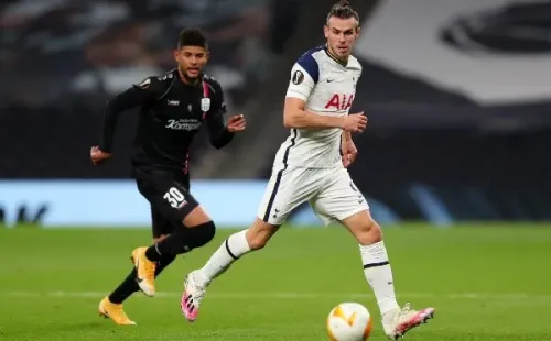 Andrés Andrade enfrentando a Gareth Bale con el LASK (Getty).