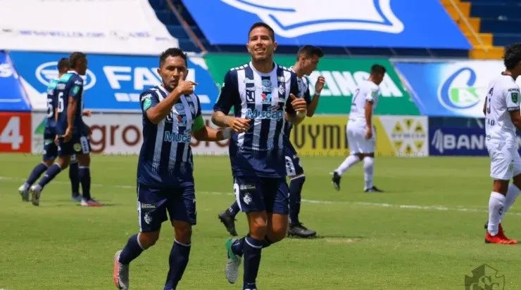 Allen Guevara (izq) celebra su anotación. (CSC Oficial)