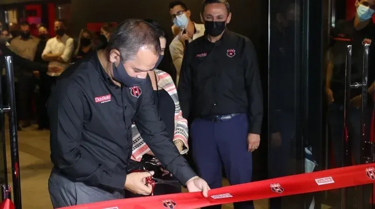 Corta la cinta Joseph Joseph. Al fondo Fernando Ocampo, Presidente de la LDA. (LDA Oficial)