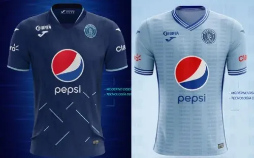 La indumentaria de la temporada pasada de Motagua. La de la derecha será la que usarán esta noche (Foto: Diario Más)