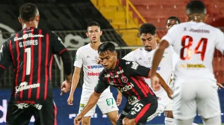 Aarón Suárez dribla entre varios contrarios (LDA Oficial)