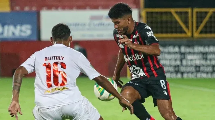 Johan Venegas controla el balón en ofensiva (LDA Oficial)