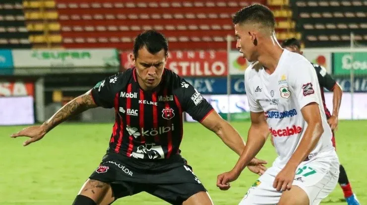 Daniel Arreola cubre al jugador santista (LDA Oficial)