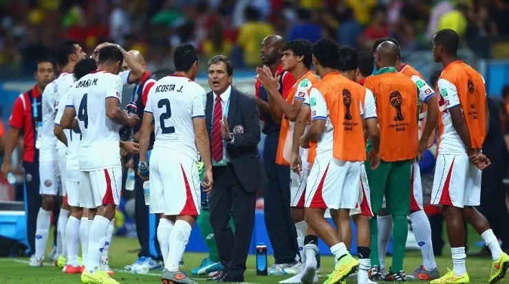 Jorge Luis Pinto dando indicaciones a la Selección de CRC, Brasil 2014 (Getty)