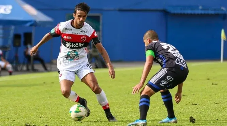 Bryan Ruiz enfrenta a su rival (LDA Oficial)