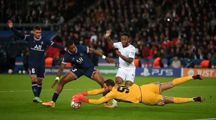 Donnarumma con todo por el balón ante el Man City (Getty)