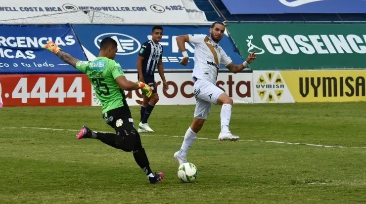 Kevin Briceño, portero de Cartaginés despeja el balón frente a Yendrick Ruiz, de Herediano (CSC Oficial)