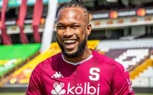 Kendall Waston con la camiseta del Saprissa
