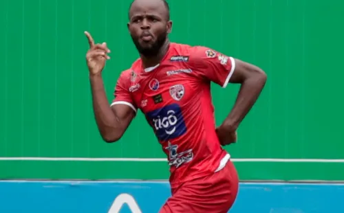 Javon East con la camiseta delSantos de Guápiles / Foto