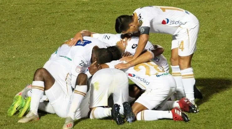 Comunicaciones de Guatemala celebra un gol ante Saprissa (Comunicaciones FC Oficial)