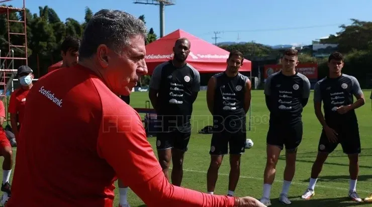 Luis Fernando Suárez da indicaciones en el entrenamiento (Fedefut Oficial)