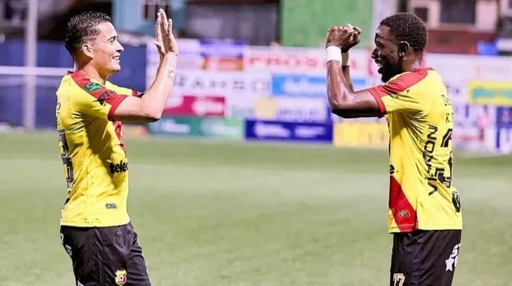 Gerson Torres celebra su anotación junto a Keysher Fuller (CSH Oficial)