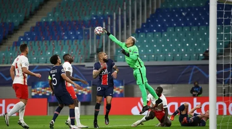 Keylor Navas despeja el balón ante el RB Leipzig (Getty)
