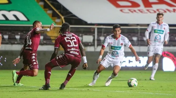 Alonso Martínez (LDA) conduce el balón ante los morados (LDA Oficial)