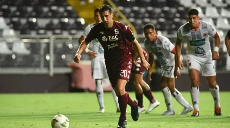 Mariano anota de penal ente Alajuelense (Saprissa Oficial)