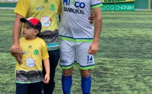 Pappa vistiendo los colores del Deportivo Mixco junto al presidente de San Pedro FC