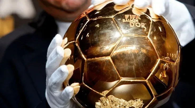 El Balón de Oro es elegido mediante a la votación de 180 periodistas.