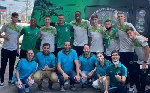 Kevin Berkeley ( fila superior, quinto de izquierda a derecha) posando con sus nuevos compañeros de la Sub-20.