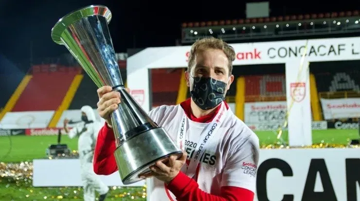 Agustín Lleida levantando el trofeo de Liga Concacaf, ganado ante Saprissa (LDA Oficial)