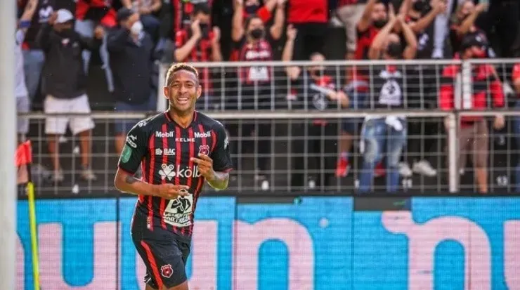 El panameño Gabriel Torres, anotador del gol con el que LDA ganó el partido de vuelta de la semifinal ante Santos (LDA Oficial)