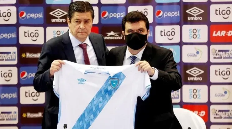 Luis Fernando Tena fue presentado oficialmente en Guatemala.