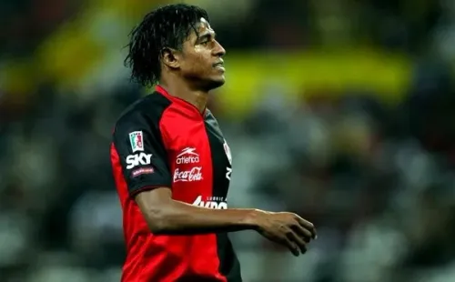 Carlo Costly con la camiseta del Atlas
