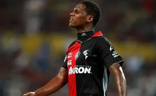 Georgie Welcome con la camiseta del Atlas