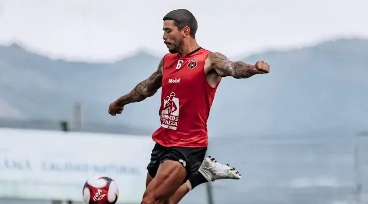 Salvatierra deja Alajuelense después de 11 años en el club.