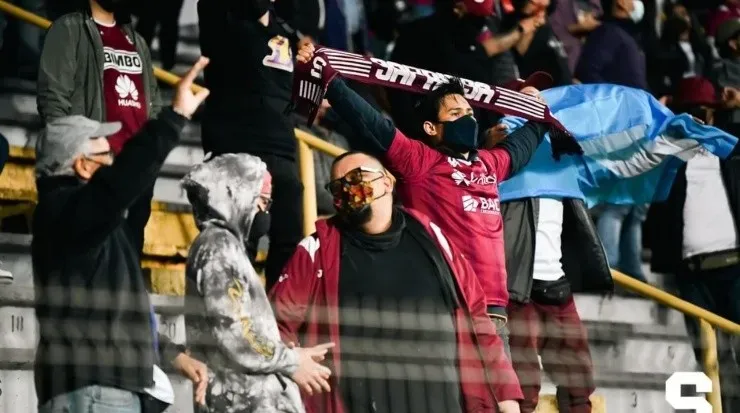 Aficionados morados en la cueva del monstruo (Saprissa Oficial)