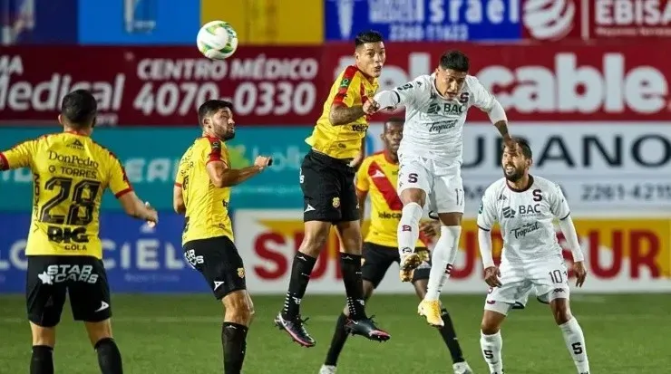 Heredianos y Saprissistas enfrentándose en semifinales (CSH Oficial)