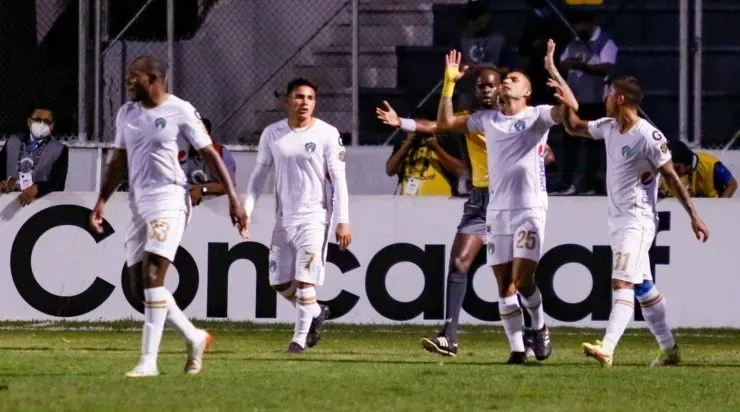 Villeda y un mensaje relacionado a la derrota de Motagua ante Comunicaciones.