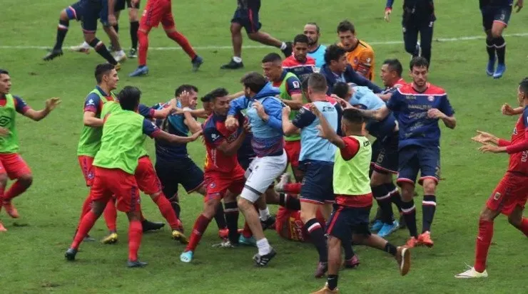 La última vez que se enfrentaron todo terminó en una batalla campal.