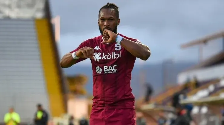 Kendall Waston rechazó un salario alto para regresar al Saprissa.