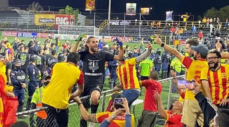 Yendrik Ruiz celebra el campeonato con su afición (Foto: Andrés Zúñiga)