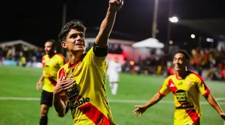 Yeltsin Tejeda celebra su golazo con la afición (CSH Oficial)