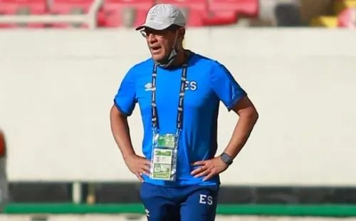 Hugo Pérez dirigiendo a la Selección Nacional de El Salvador
