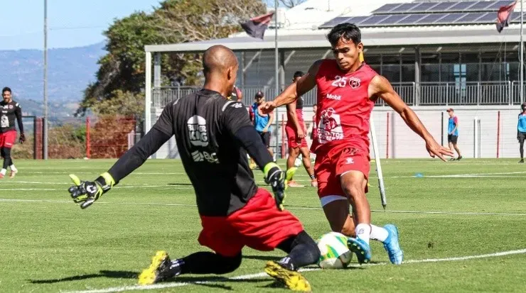Miguel Ajú se entrena con el resto del plantel (LDA Oficial)