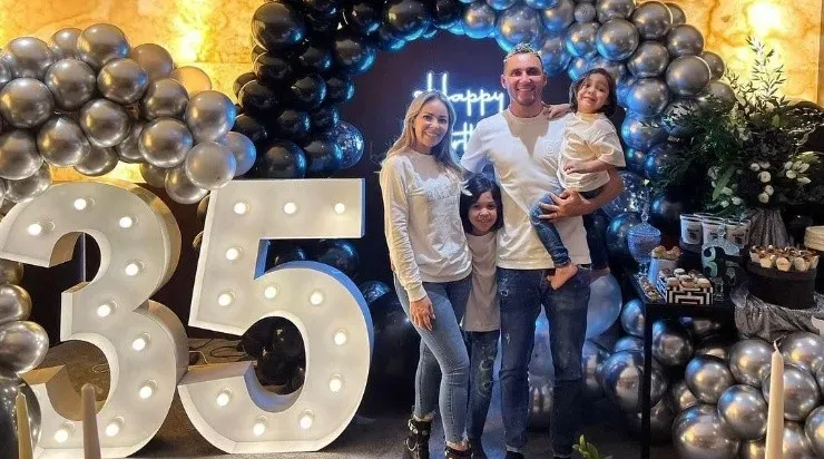 Keylor Navas se mudó con toda su familia a Paris, Francia.