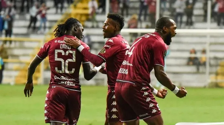 Aubrey David, pieza inamovible de la zaga morada (Saprissa Oficial)