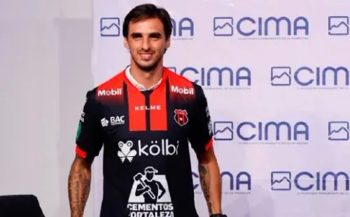 Bryan Ruiz con la camiseta de Alajuelense / Alajuelense