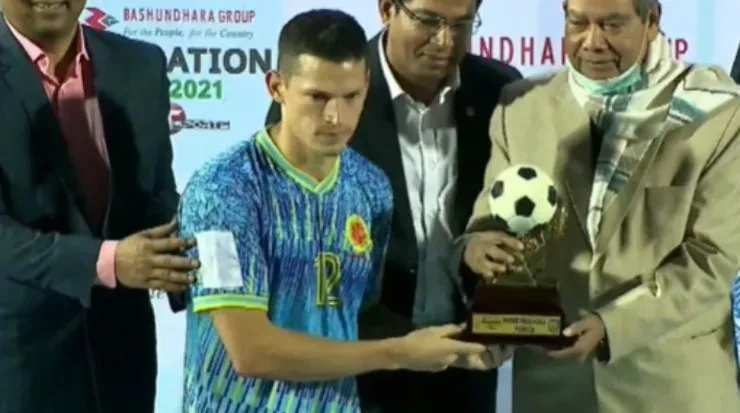 Colindres recibe el premio al jugador más valioso de la final