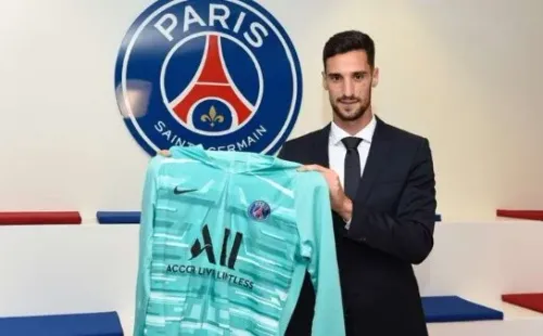 Sergio Rico siendo presentado en PSG / Foto: PSG